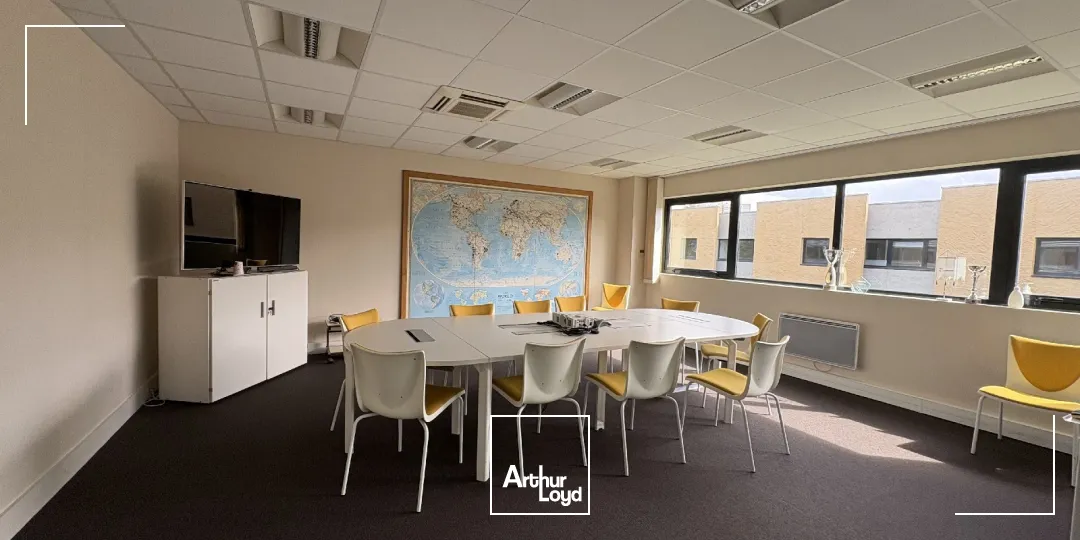 Location bureaux spacieux 497 m² avec terrasse privative et stationnements - Olivet (45)