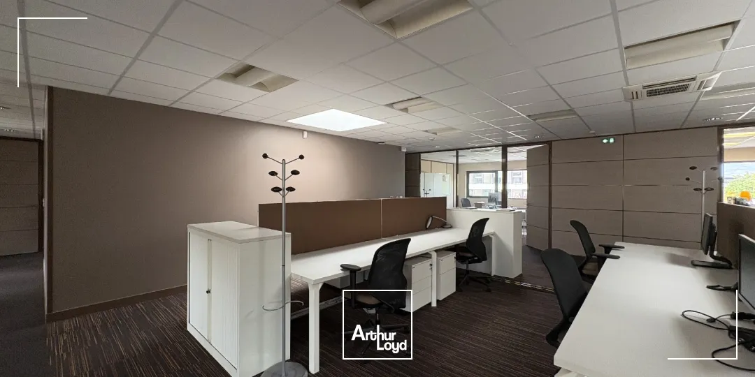 Location bureaux spacieux 497 m² avec terrasse privative et stationnements - Olivet (45)