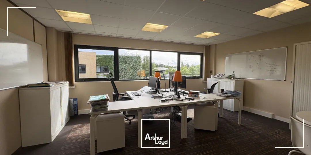 Location bureaux spacieux 497 m² avec terrasse privative et stationnements - Olivet (45)