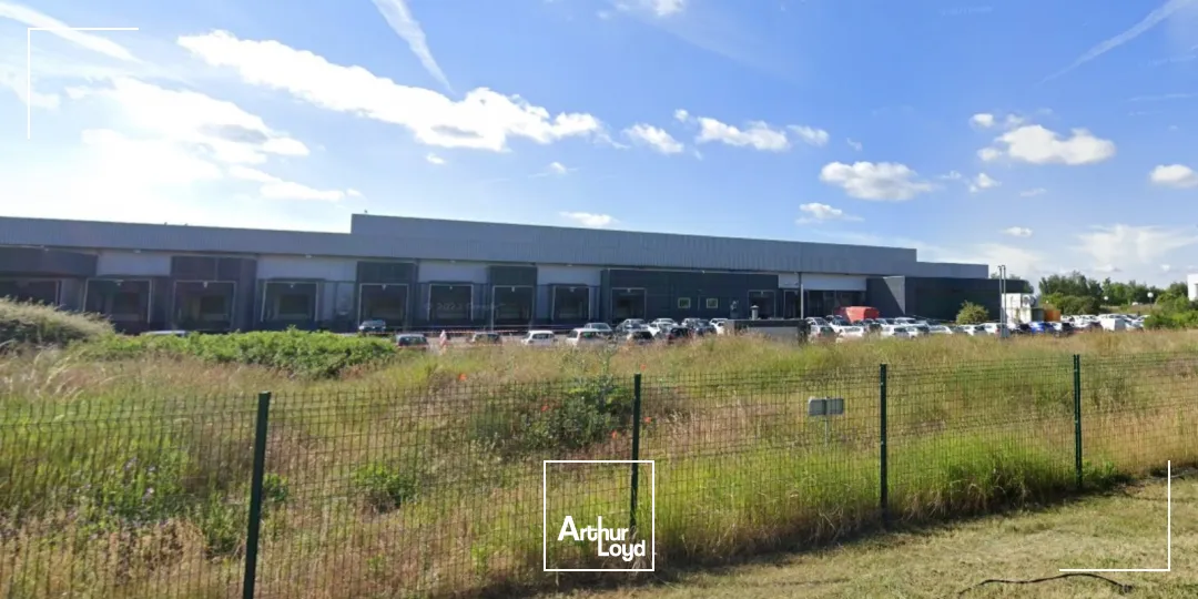 BATIMENT DE STOCKAGE DE 5315 m² sur un TERRAIN DE 30315 m² à louer à ST OUEN L'AUMONE.RARE SUR LE SECTEUR !