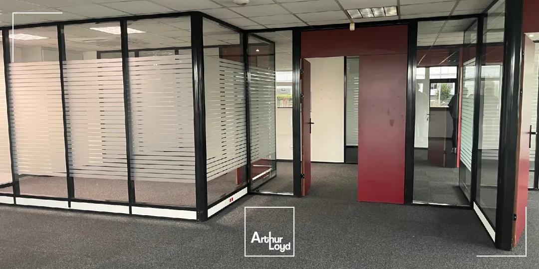 BATIMENT DE STOCKAGE DE 5315 m² sur un TERRAIN DE 30315 m² à louer à ST OUEN L'AUMONE.RARE SUR LE SECTEUR !