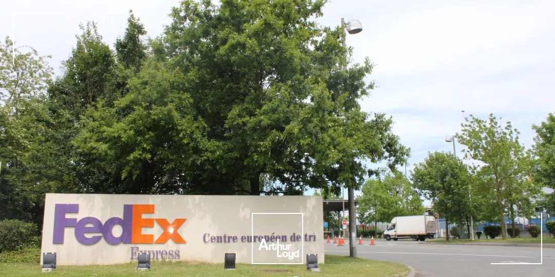 Disponible à la location : Plateforme industrielle moderne 1313 m² - Zone d'activités Roissy CDG - Emplacement privilégié - 1 accès à quai et 1 porte plain pied