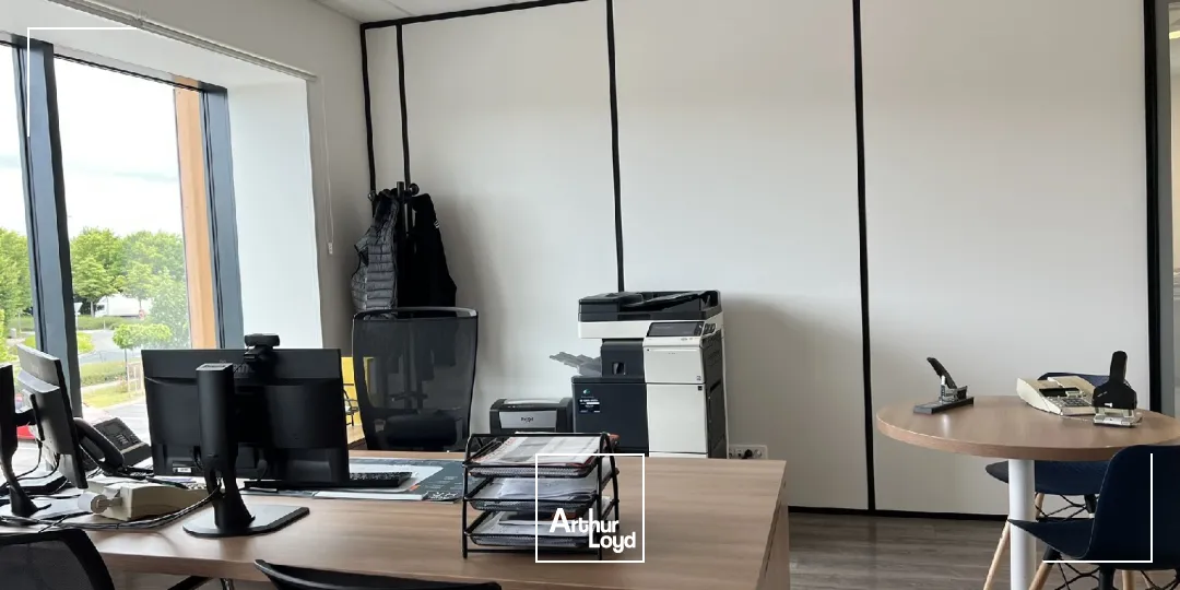 Disponible à la location : Plateforme industrielle moderne 1313 m² - Zone d'activités Roissy CDG - Emplacement privilégié - 1 accès à quai et 1 porte plain pied