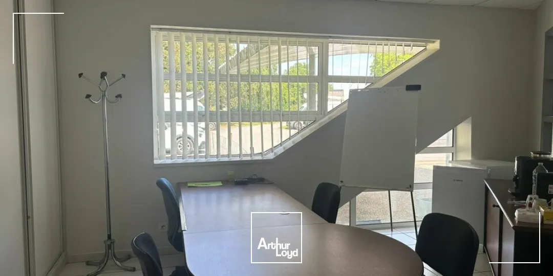 À VENDRE  BUREAUX 600 M²  PROCHE LA ROCHE-SUR-YON  ZONE D'ACTIVITES  PARKINGS