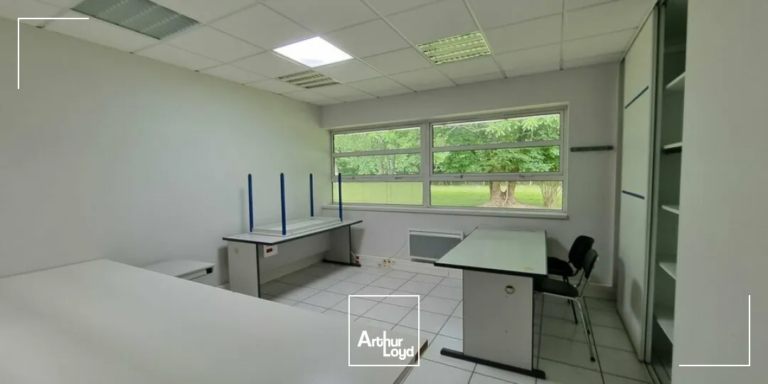 À VENDRE  BUREAUX 600 M²  PROCHE LA ROCHE-SUR-YON  ZONE D'ACTIVITES  PARKINGS