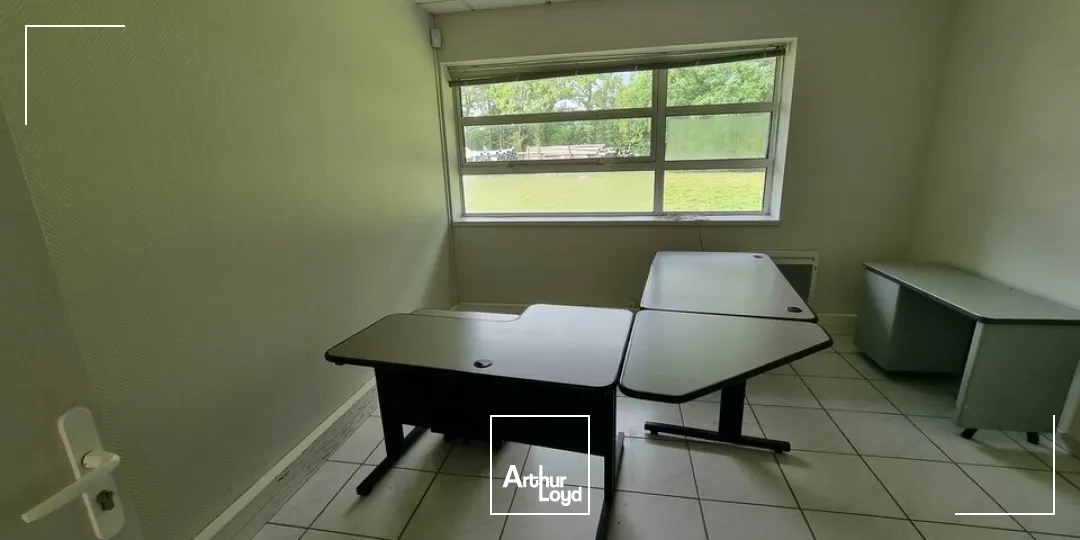 À VENDRE  BUREAUX 600 M²  PROCHE LA ROCHE-SUR-YON  ZONE D'ACTIVITES  PARKINGS