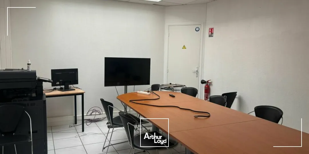 À VENDRE  BUREAUX 600 M²  PROCHE LA ROCHE-SUR-YON  ZONE D'ACTIVITES  PARKINGS