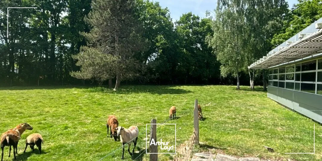 À VENDRE  BUREAUX 600 M²  PROCHE LA ROCHE-SUR-YON  ZONE D'ACTIVITES  PARKINGS