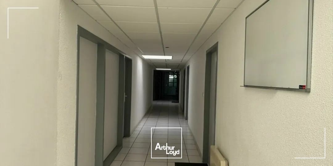 À LOUER  BUREAUX DE 600 M²  PROCHE LA ROCHE-SUR-YON  FONCTIONNELS, LUMINEUX, AVEC PLACES DE PARKING