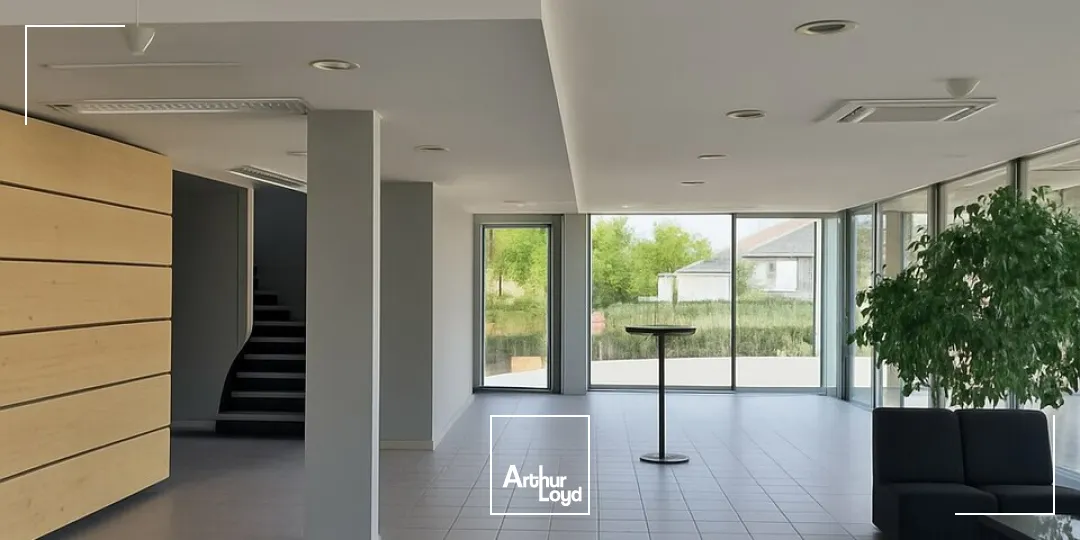 À Vendre - Bureaux / Local commercial 285 m²  Visibilité exceptionnelle à La Roche-sur-Yon (zone nord)