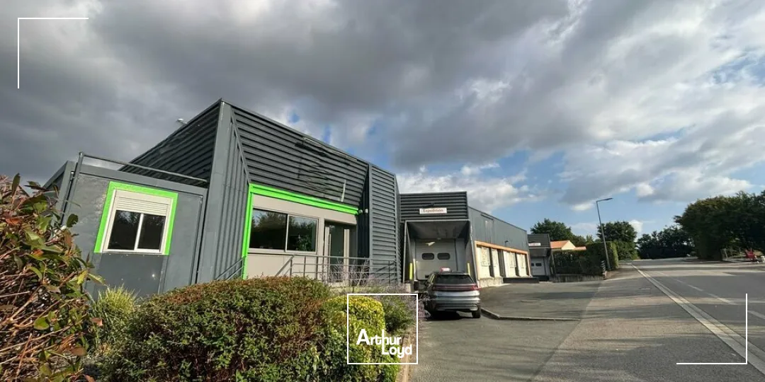 À LOUER  ENSEMBLE ACTIVITÉ + BUREAUX  SAINT-FLORENT-DES-BOIS (RIVES-DE-L'YON)Multiples quais de déchargement  Surface fonctionnelle  À 15 min de La Roche-sur-Yon / 25 min de L...