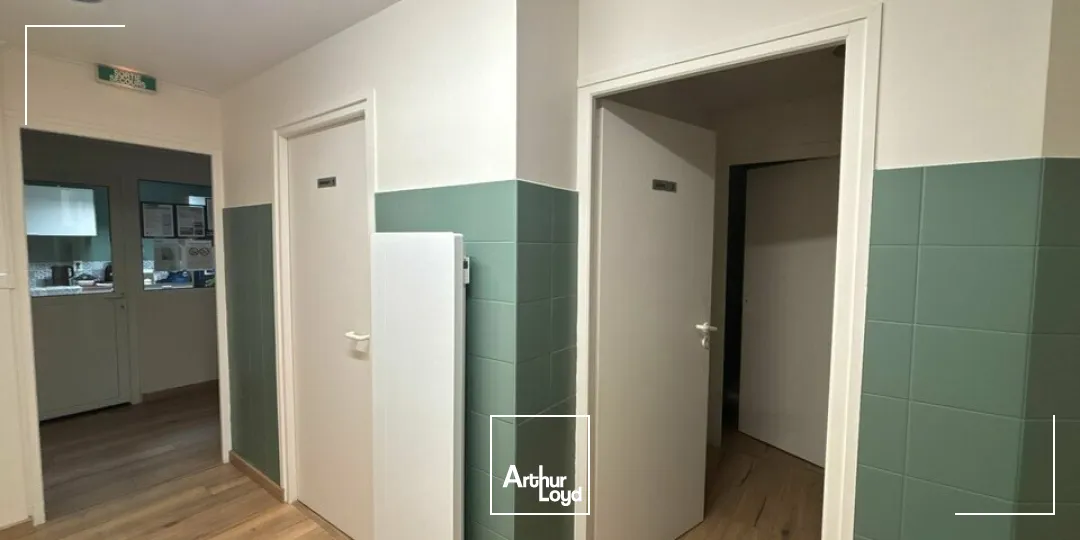 À LOUER  ENSEMBLE ACTIVITÉ + BUREAUX  SAINT-FLORENT-DES-BOIS (RIVES-DE-L'YON)Multiples quais de déchargement  Surface fonctionnelle  À 15 min de La Roche-sur-Yon / 25 min de L...