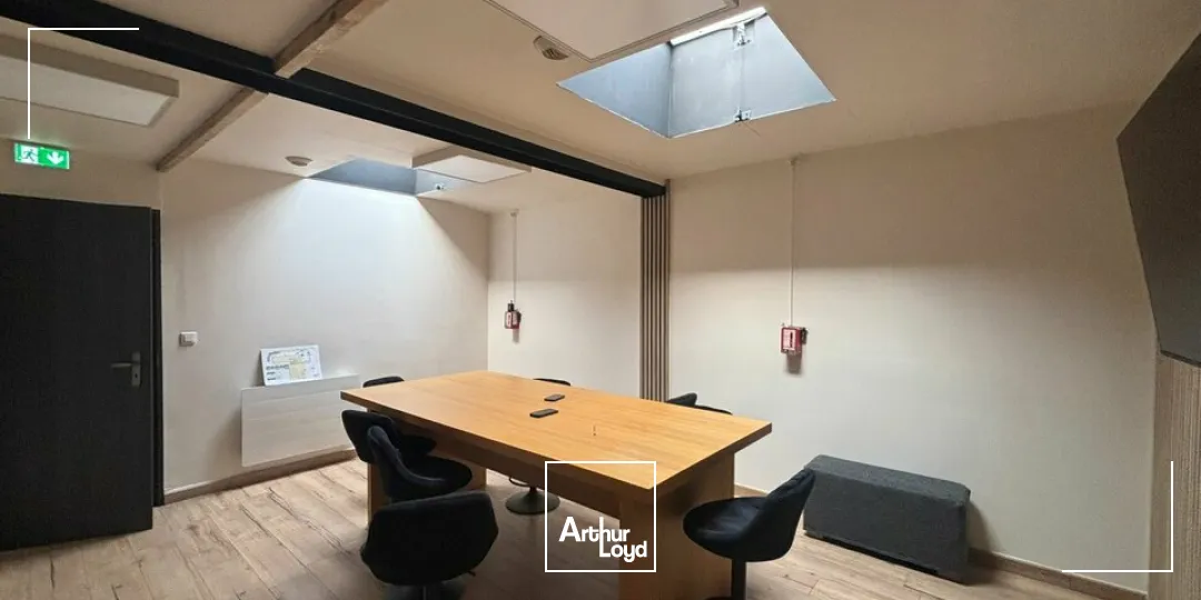 À LOUER  ENSEMBLE ACTIVITÉ + BUREAUX  SAINT-FLORENT-DES-BOIS (RIVES-DE-L'YON)Multiples quais de déchargement  Surface fonctionnelle  À 15 min de La Roche-sur-Yon / 25 min de L...