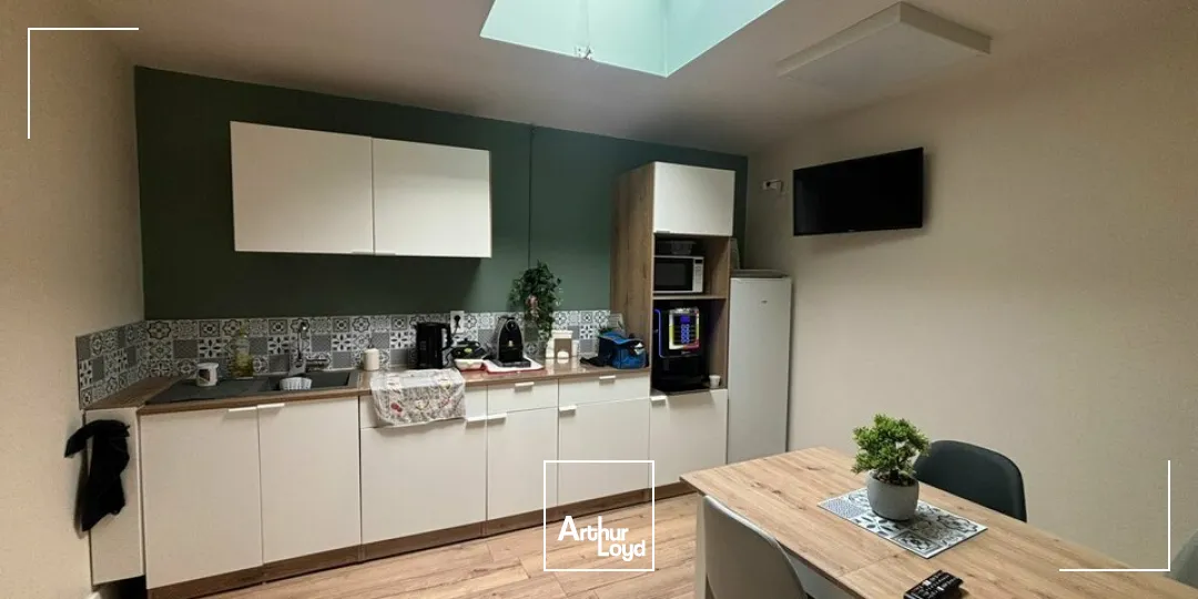 À LOUER  ENSEMBLE ACTIVITÉ + BUREAUX  SAINT-FLORENT-DES-BOIS (RIVES-DE-L'YON)Multiples quais de déchargement  Surface fonctionnelle  À 15 min de La Roche-sur-Yon / 25 min de L...