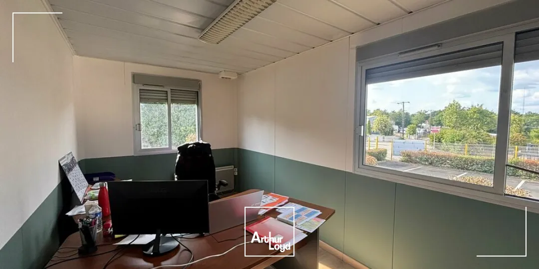 À LOUER  ENSEMBLE ACTIVITÉ + BUREAUX  SAINT-FLORENT-DES-BOIS (RIVES-DE-L'YON)Multiples quais de déchargement  Surface fonctionnelle  À 15 min de La Roche-sur-Yon / 25 min de L...