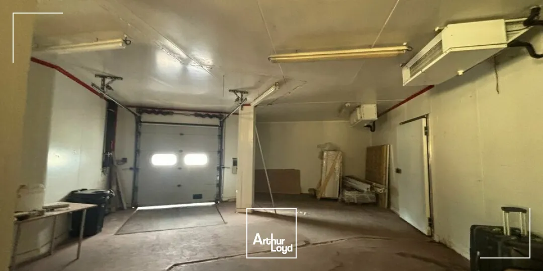 À LOUER  ENSEMBLE ACTIVITÉ + BUREAUX  SAINT-FLORENT-DES-BOIS (RIVES-DE-L'YON)Multiples quais de déchargement  Surface fonctionnelle  À 15 min de La Roche-sur-Yon / 25 min de L...