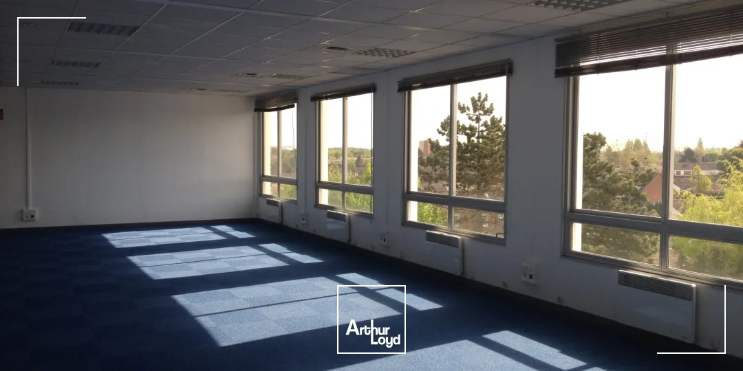 Immeuble de Bureaux Rénové au Centre Ville de Ronchin - Luminosité, Sécurité Parking