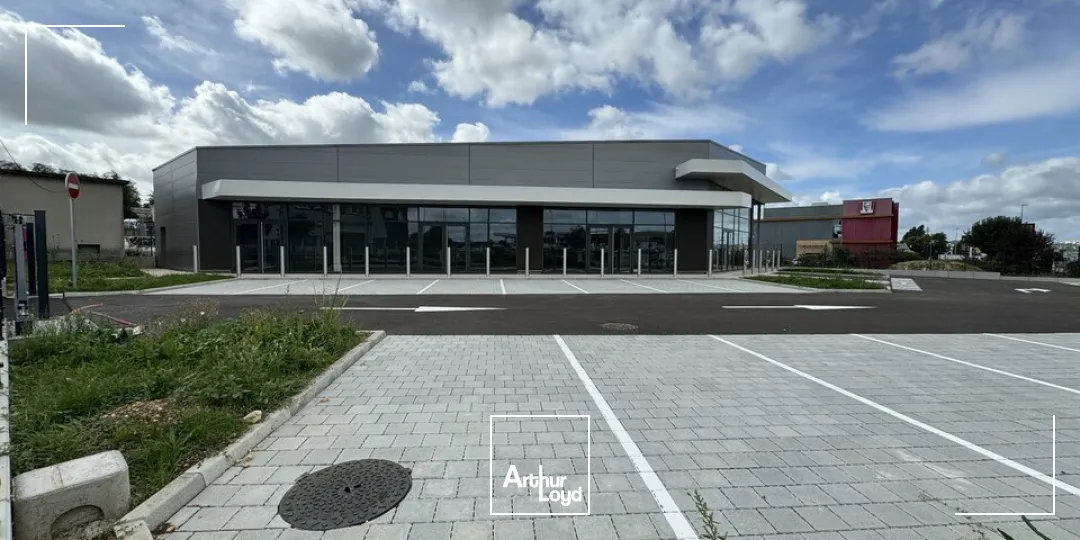 BATIMENT COMMERCIAL FACE IKEA