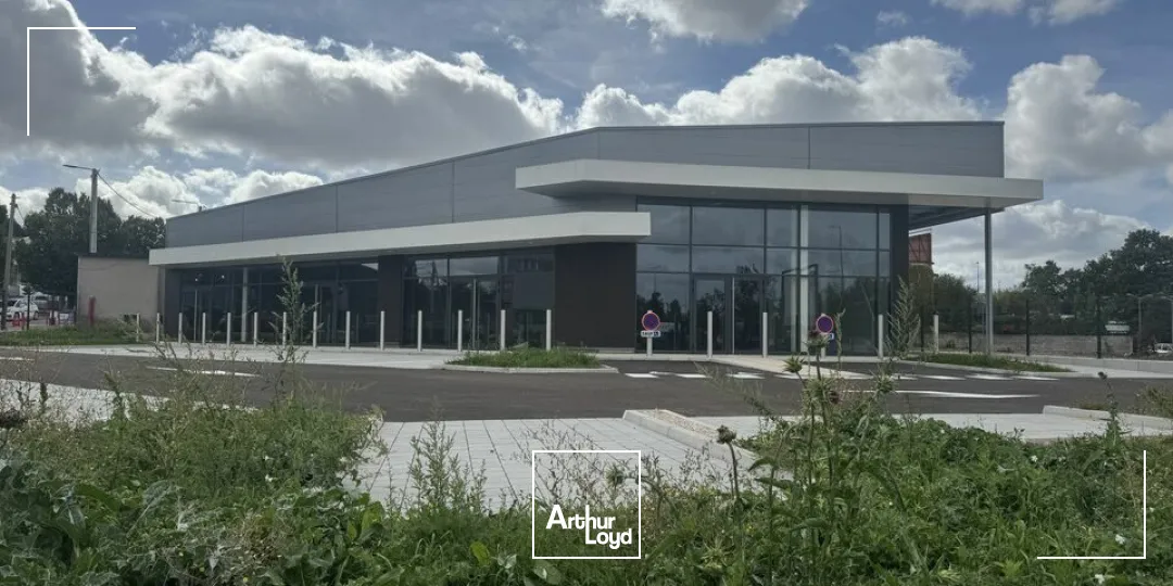 BATIMENT COMMERCIAL FACE IKEA