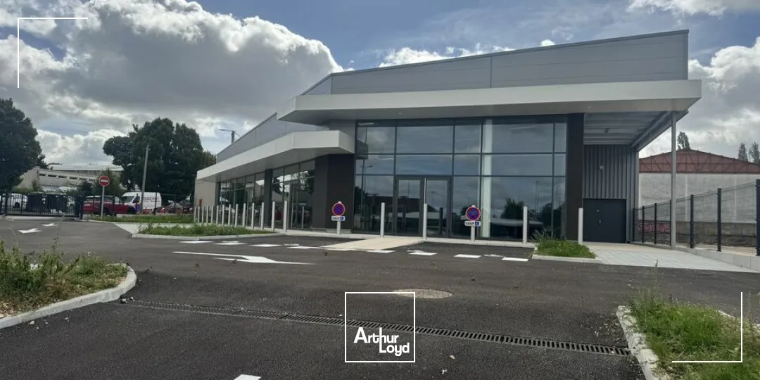 BATIMENT COMMERCIAL FACE IKEA