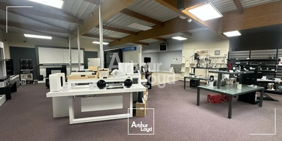 VITRE - LOCAL COMMERCIAL A LOUER - 600 M²