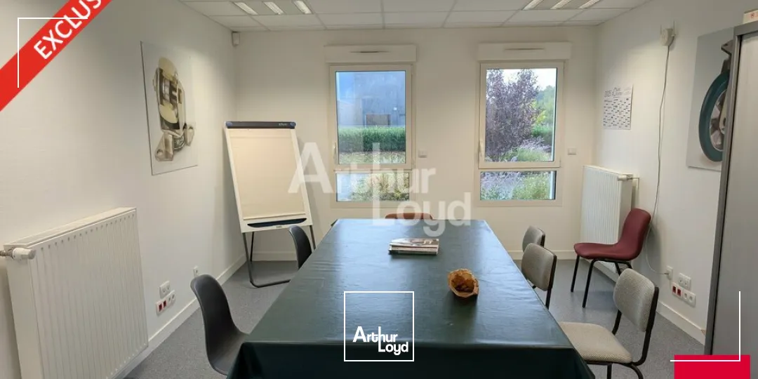 SAINT JACQUES DE LA LANDE - LOCAL D'ACTIVITE RECENT A LOUER - 965 M²