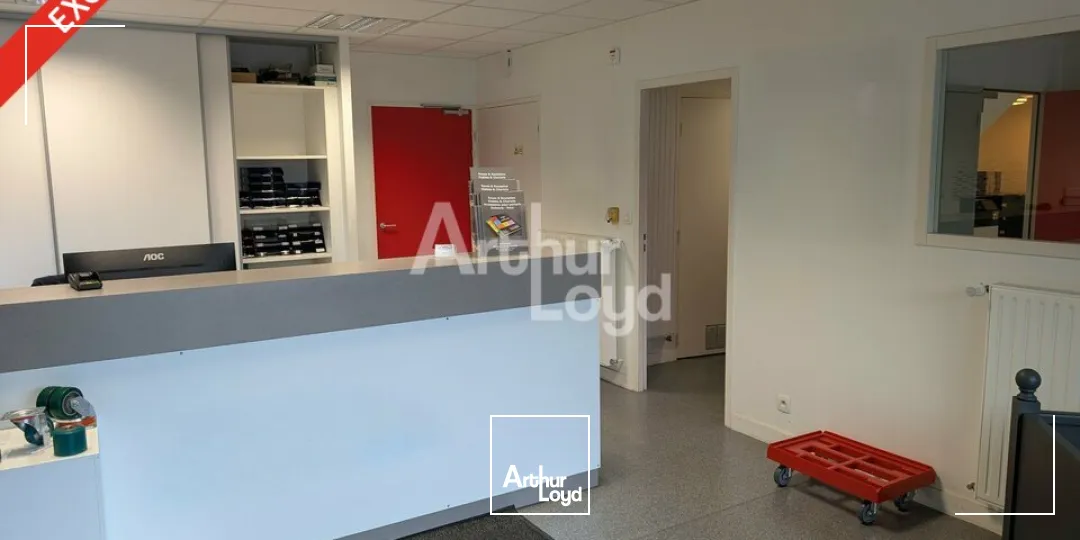 SAINT JACQUES DE LA LANDE - LOCAL D'ACTIVITE RECENT A LOUER - 965 M²