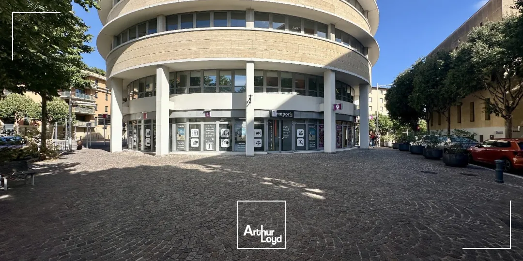 LOCAUX PROFESSIONNELS AIX CENTRE EN COURS DE RÉNOVATION