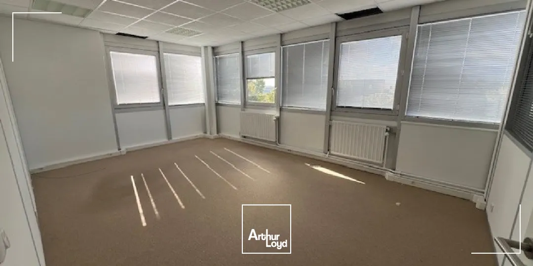 Bureaux à vendre à BUC 78530