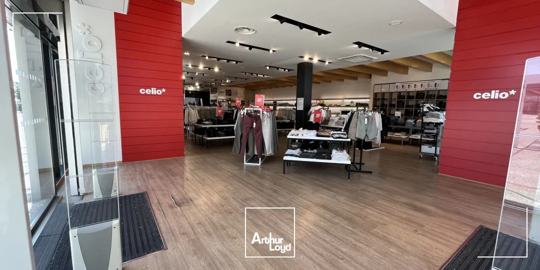 A LOUER - LOCAL COMMERCIAL - SAINT-MAXIMIN - 347 M2