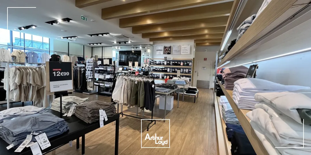 A LOUER - LOCAL COMMERCIAL - SAINT-MAXIMIN - 347 M2