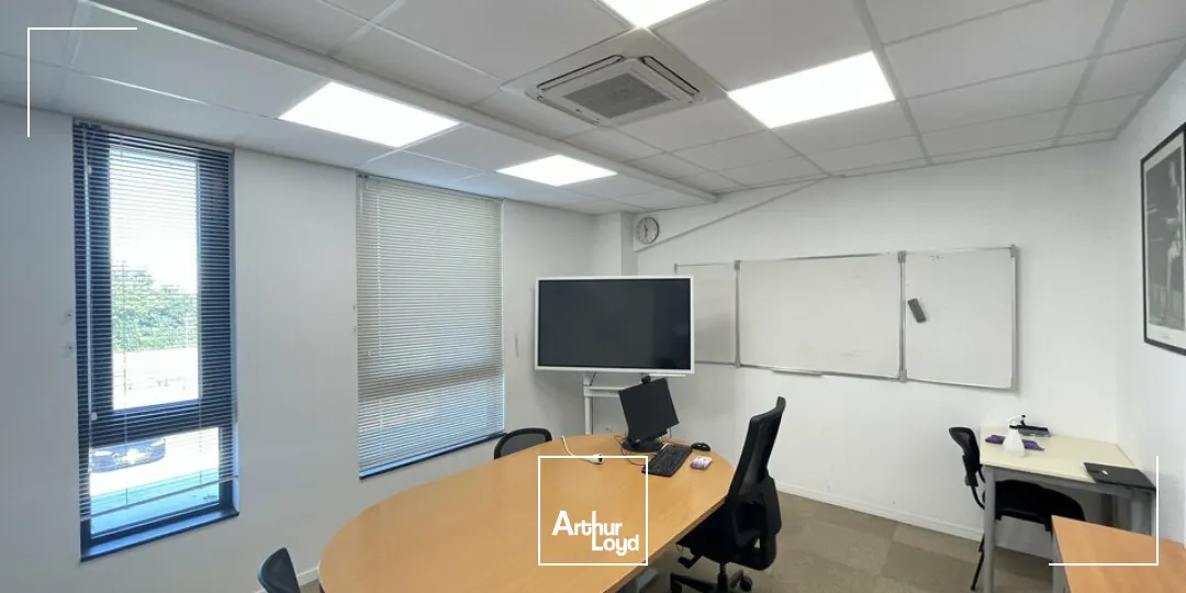 BUREAUX DE 220 M² À LOUER  ZONE TERTIAIRE DYNAMIQUE À POITIERS AVEC PARKINGS ET VISIBILITE