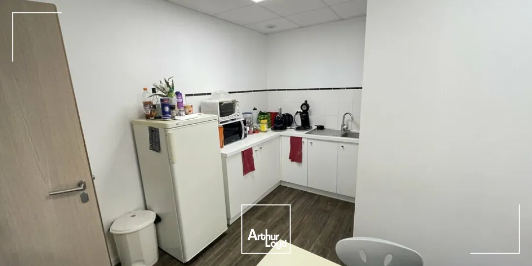 BUREAUX DE 220 M² À LOUER  ZONE TERTIAIRE DYNAMIQUE À POITIERS AVEC PARKINGS ET VISIBILITE