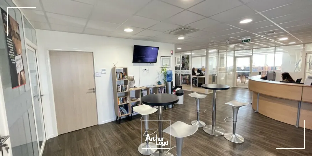 BUREAUX DE 220 M² À LOUER  ZONE TERTIAIRE DYNAMIQUE À POITIERS AVEC PARKINGS ET VISIBILITE