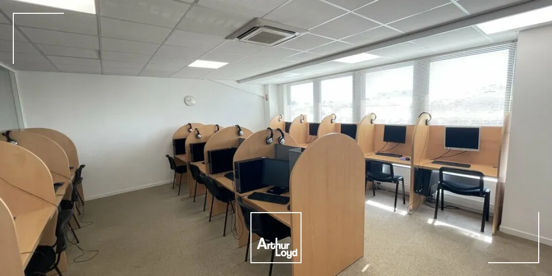 BUREAUX DE 220 M² À LOUER  ZONE TERTIAIRE DYNAMIQUE À POITIERS AVEC PARKINGS ET VISIBILITE