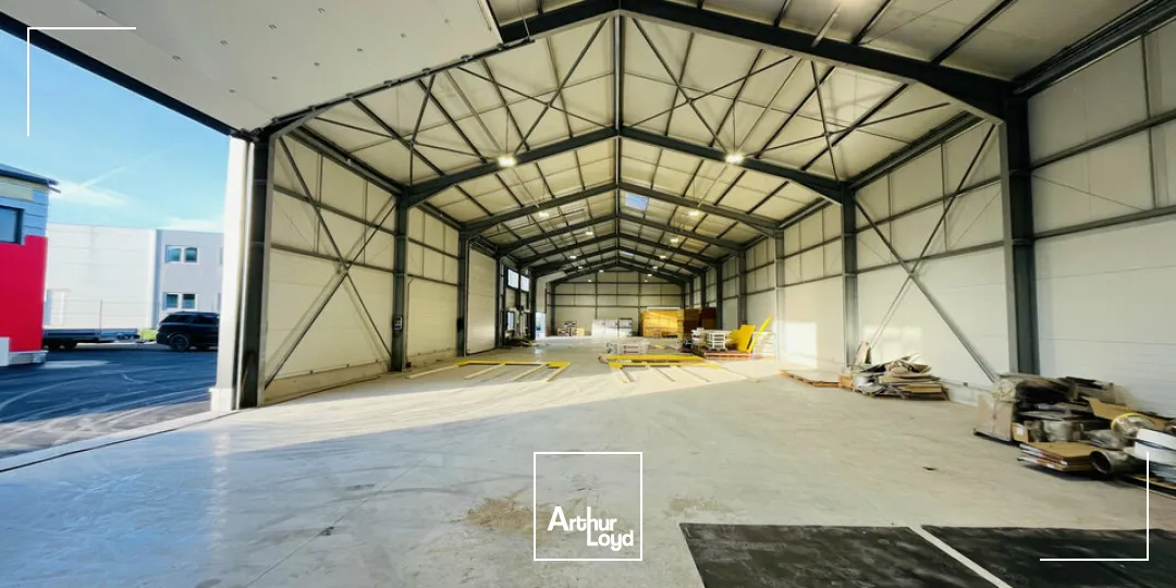 A LOUER - ZA ST JEAN DE LA NEUVILLE - SUPERBE BÂTIMENT NEUF 750 m2 SUR ZONE EN DÉVELOPPEMENT CROISSANT