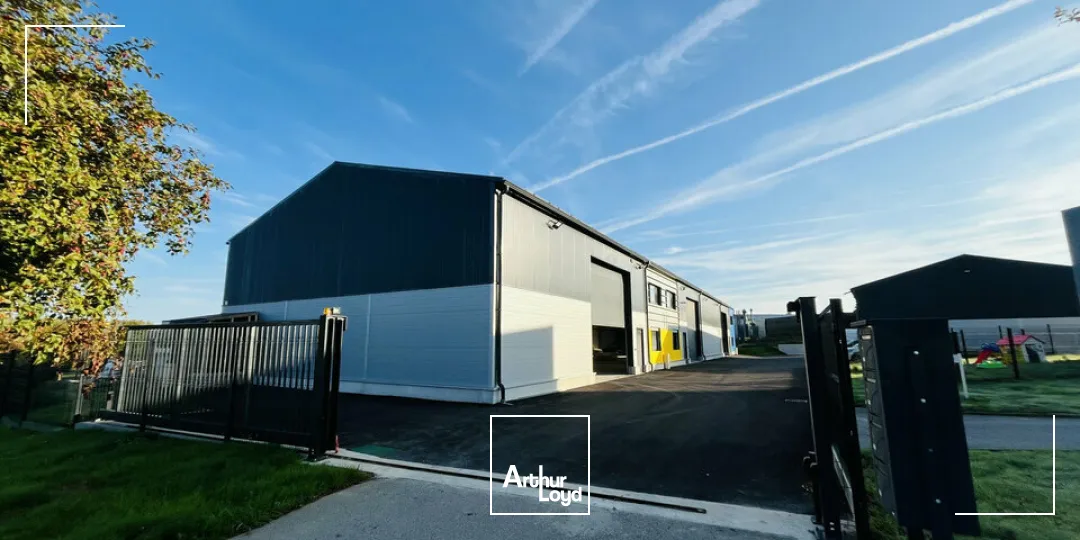 A LOUER - ZA ST JEAN DE LA NEUVILLE - SUPERBE BÂTIMENT NEUF 750 m2 SUR ZONE EN DÉVELOPPEMENT CROISSANT