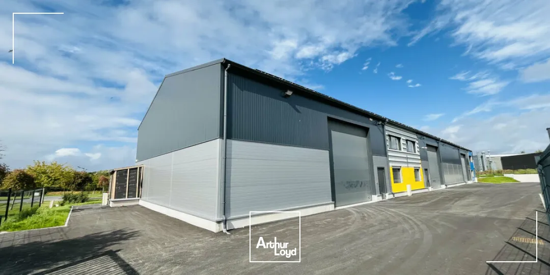 A LOUER - ZA ST JEAN DE LA NEUVILLE - SUPERBE BÂTIMENT NEUF 750 m2 SUR ZONE EN DÉVELOPPEMENT CROISSANT