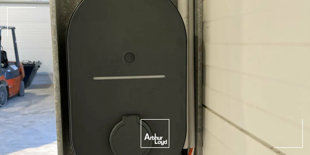 A LOUER - ZA ST JEAN DE LA NEUVILLE - ENSEMBLE IMMOBILIER NEUF 1 000 m2 SUR ZONE EN DÉVELOPPEMENT CROISSANT