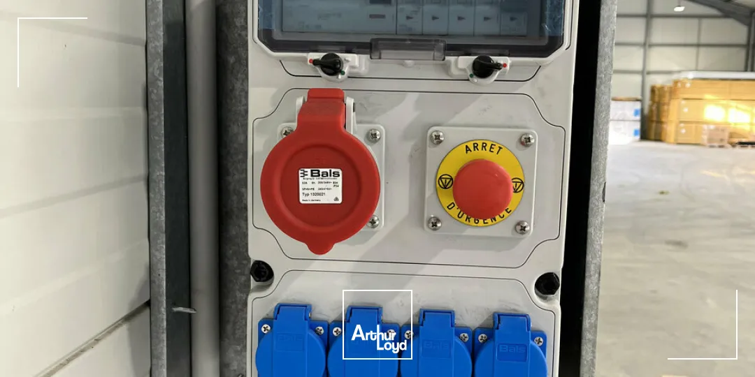 A LOUER - ZA ST JEAN DE LA NEUVILLE - ENSEMBLE IMMOBILIER NEUF 1 000 m2 SUR ZONE EN DÉVELOPPEMENT CROISSANT