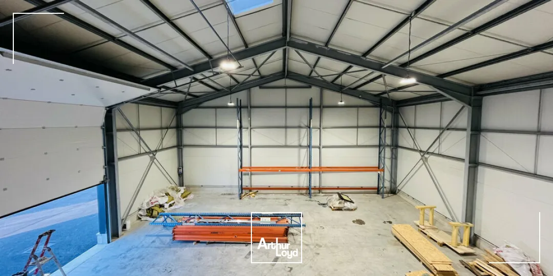 A LOUER - ZA ST JEAN DE LA NEUVILLE - ENSEMBLE IMMOBILIER NEUF 1 000 m2 SUR ZONE EN DÉVELOPPEMENT CROISSANT