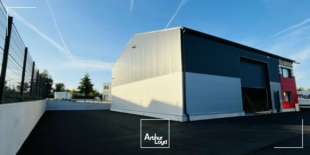 A LOUER - ZA ST JEAN DE LA NEUVILLE - ENSEMBLE IMMOBILIER NEUF 1 000 m2 SUR ZONE EN DÉVELOPPEMENT CROISSANT