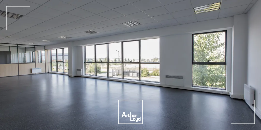 A louer Entrepôt avec quai, Parc du Mélantois