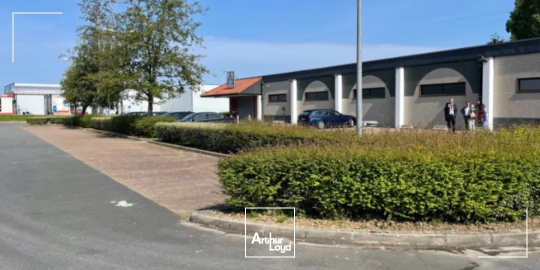 Local commercial de 1 082 m² à louer - Emplacement stratégique avec vaste parking à Beaurainville