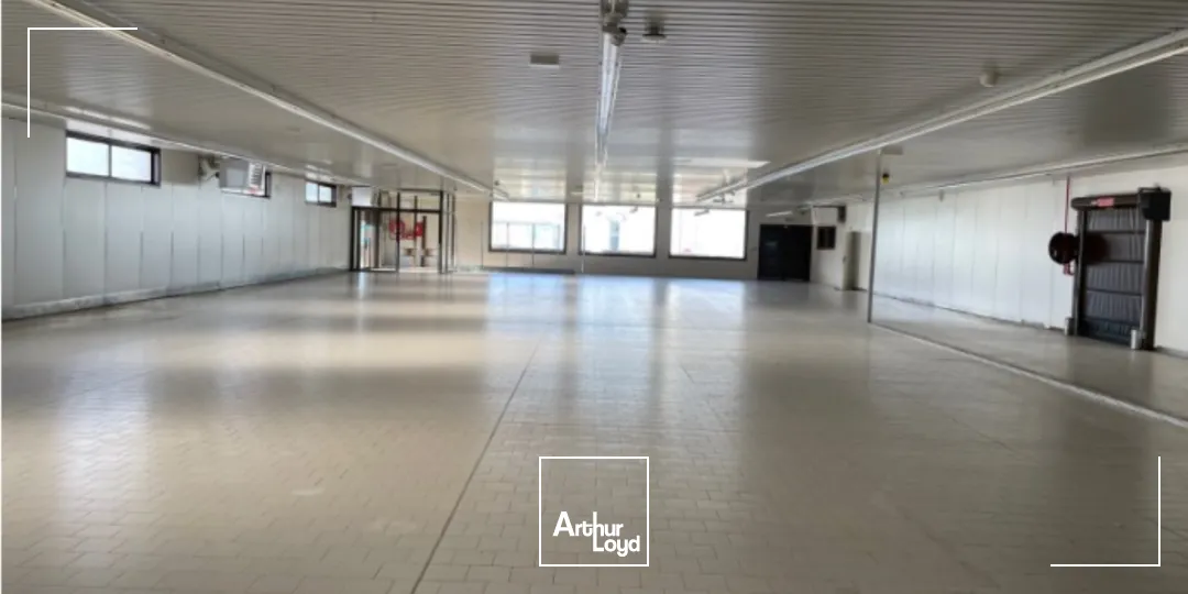 Local commercial de 1 082 m² à louer - Emplacement stratégique avec vaste parking à Beaurainville