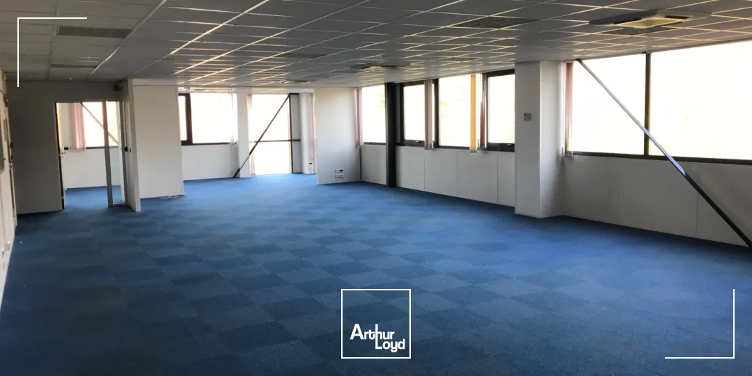 PROCHE GOLF NATIONAL, LOCAUX D'ACTIVITES DISPONIBLES