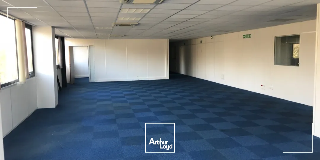 PROCHE GOLF NATIONAL, LOCAUX D'ACTIVITES DISPONIBLES