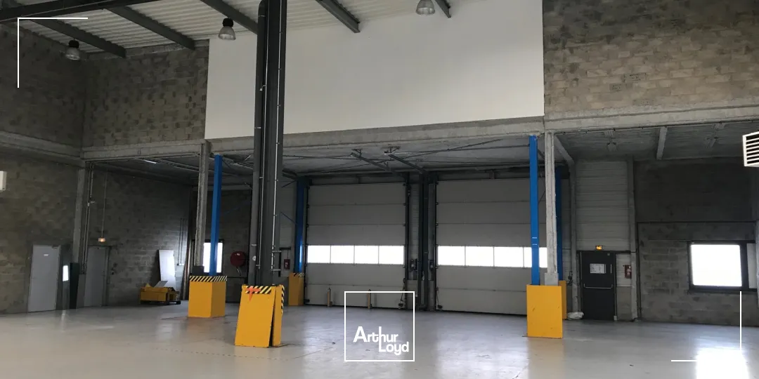 PROCHE GOLF NATIONAL, LOCAUX D'ACTIVITES DISPONIBLES