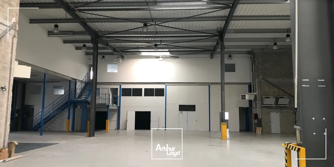 PROCHE GOLF NATIONAL, LOCAUX D'ACTIVITES DISPONIBLES