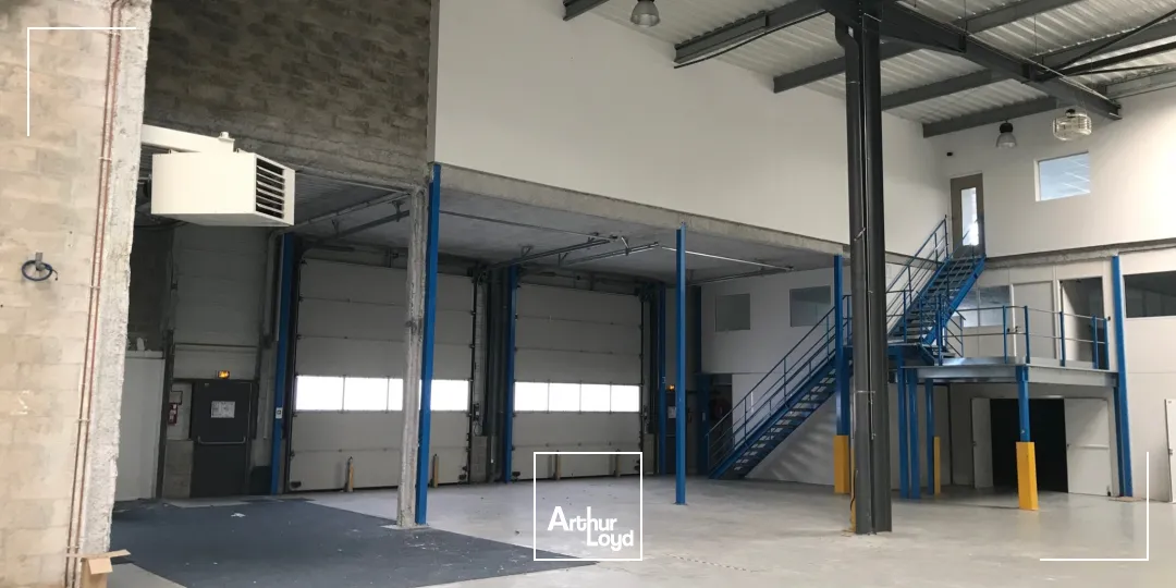 PROCHE GOLF NATIONAL, LOCAUX D'ACTIVITES DISPONIBLES